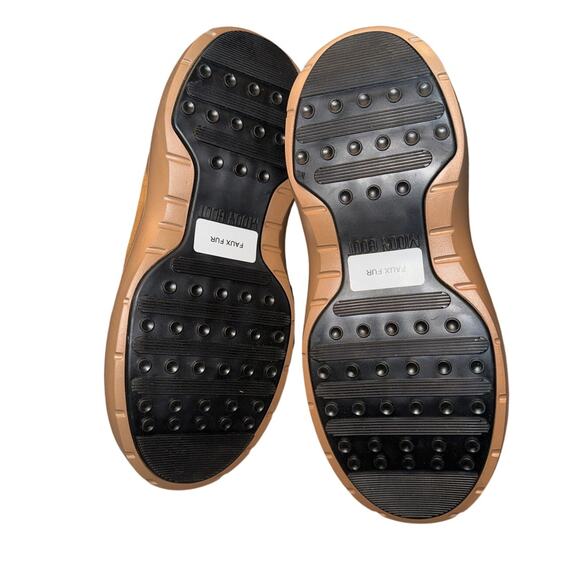 Women’s size 6 Moon Boots - Picture 3 of 4